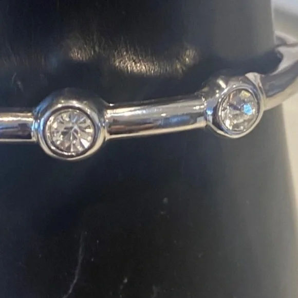 Elegant Silver Bracelet With 6 Crystal Stone. - Picture 6 of 7